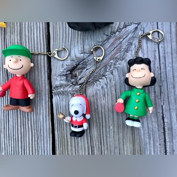 Snoopy Santa PEANUTS Characters Keychain Holiday Figure Toy Collection - Picture 1 of 3